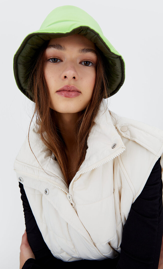 

Stradivarius Gesteppter Bucket-Hat Zum Wenden Khaki 103