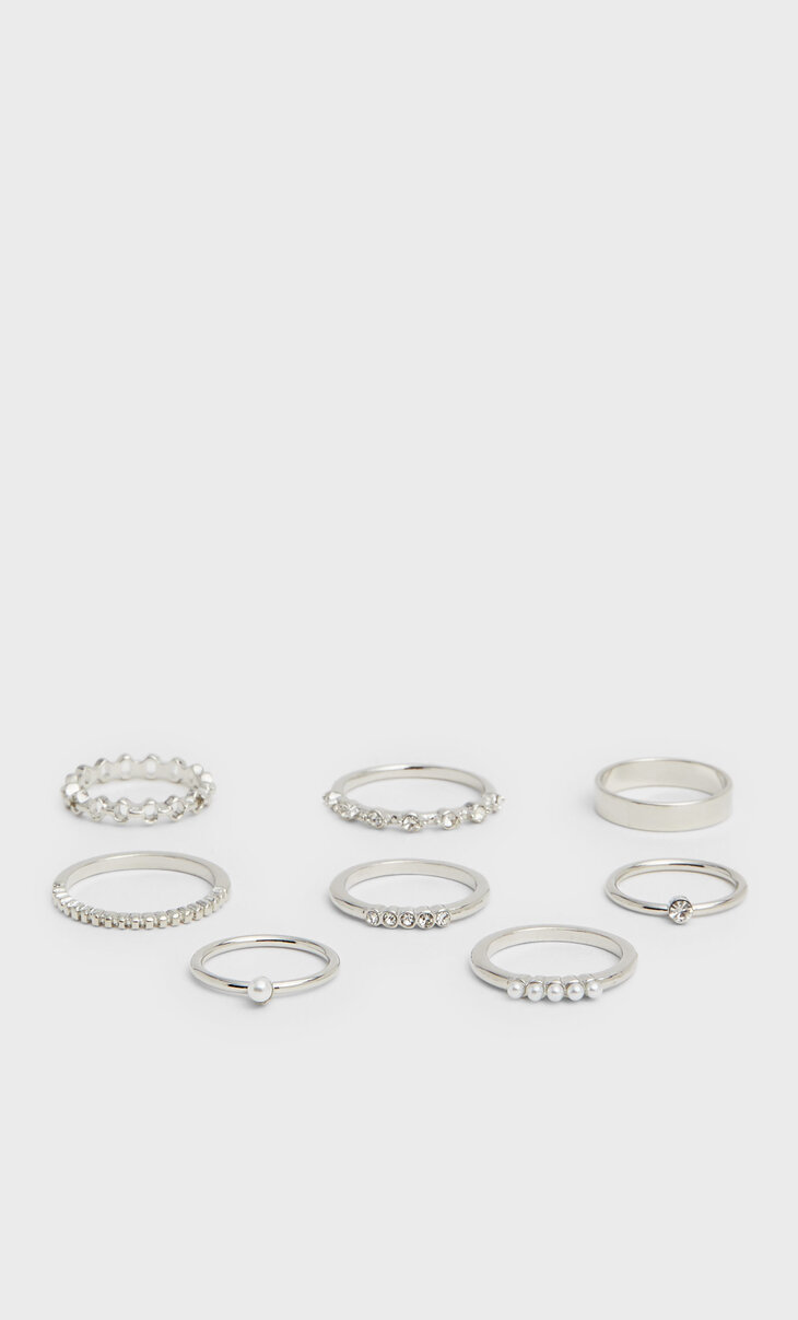 Set van 8 ringen met parels en diamanten.