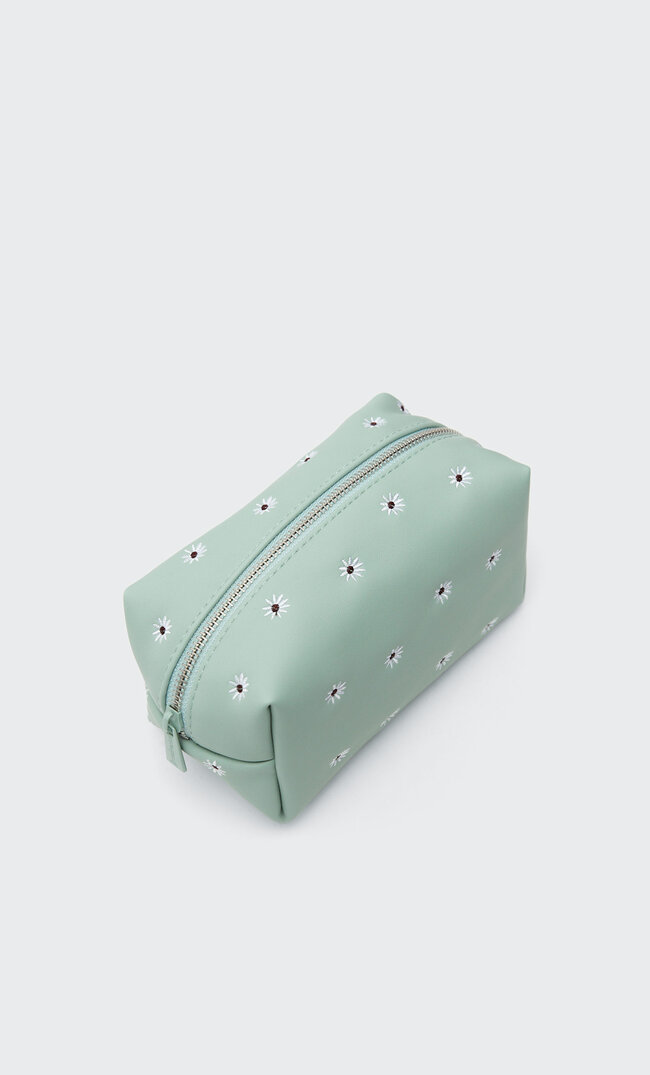 

Stradivarius Besticktes Daisy-Necessaire Grün 103