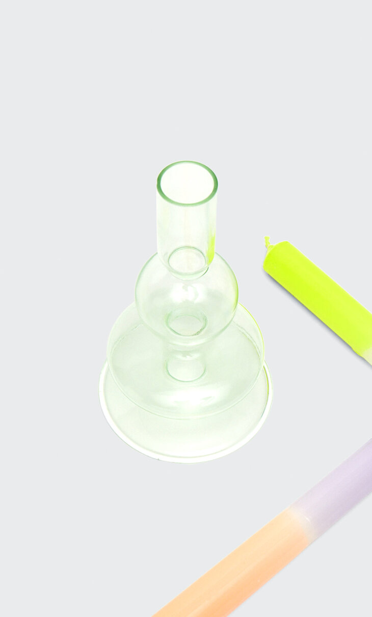 Teelichthalter aus kristallfarbenem Glas