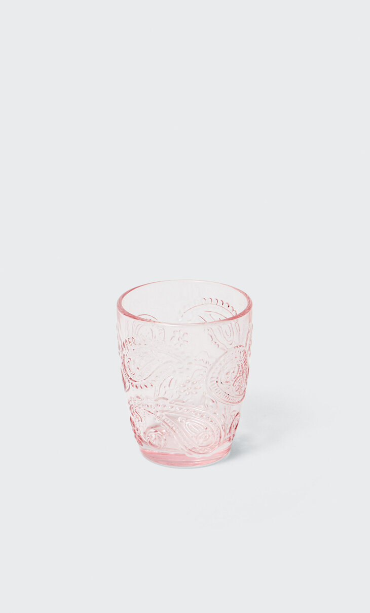 Trinkglas in verschiedenen Farben in Kristalloptik