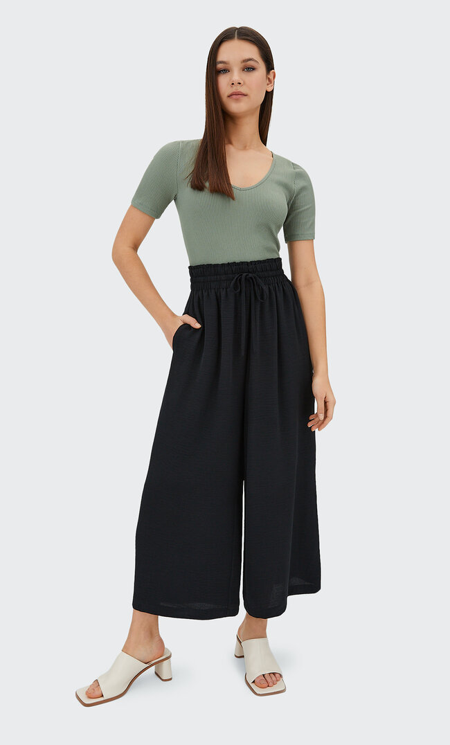 

Stradivarius Fließende Culotte-Hose Schwarz S
