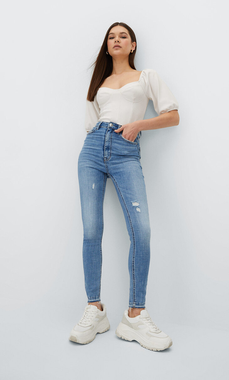 Jeans mit sehr hohem Bund und Knopfleiste