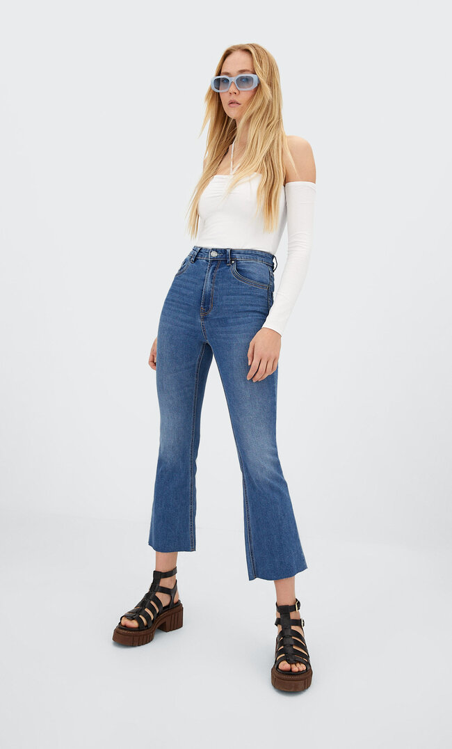 

Stradivarius Jeansy 7/8 Z Rozszerzanymi Nogawkami Denimowy Średni Dark Blue 32