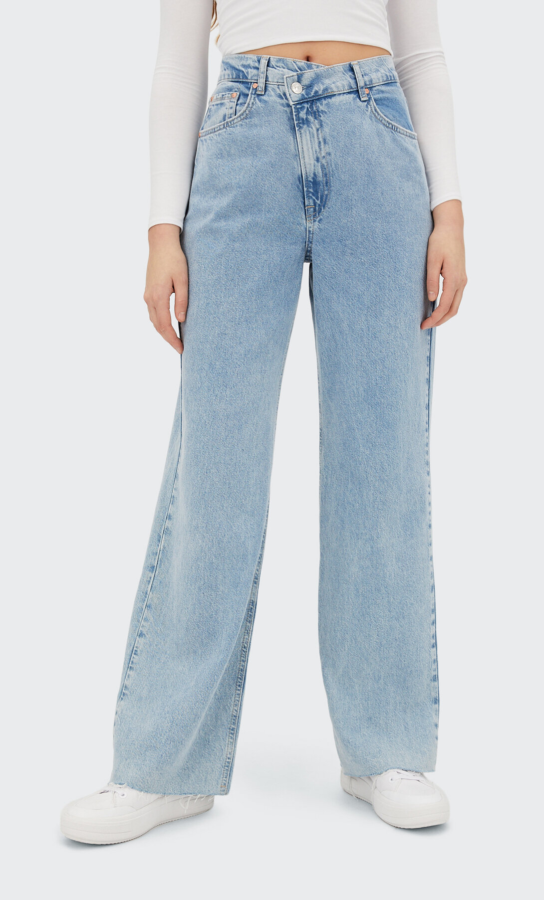 Straight fit jeans with asymmetric 