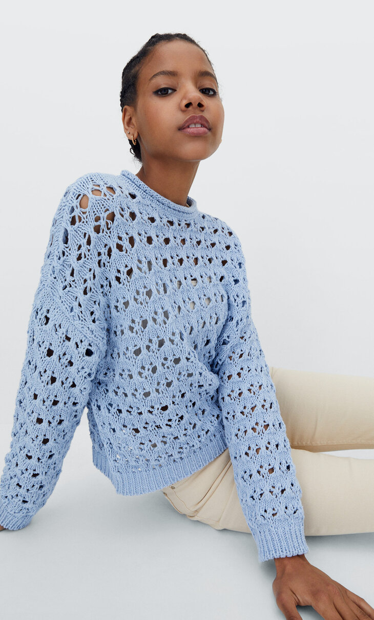 Текстуриран пуловер с ажурни мотиви