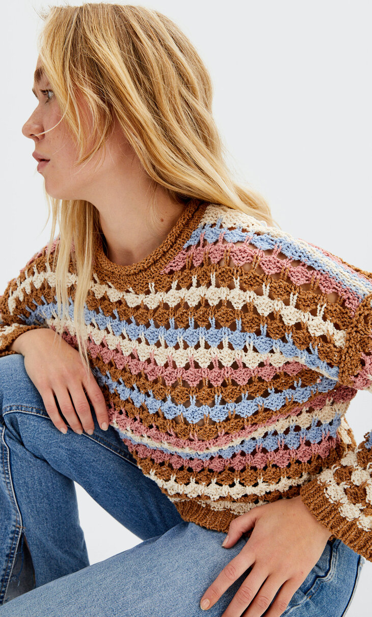 Textúrovaný sveter s ažúrovou výšivkou