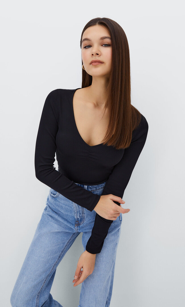 

Stradivarius Shirt Mit V-Ausschnitt Und Raffung Schwarz L
