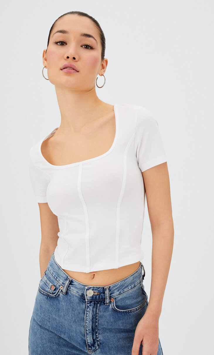Short sleeve top with stays