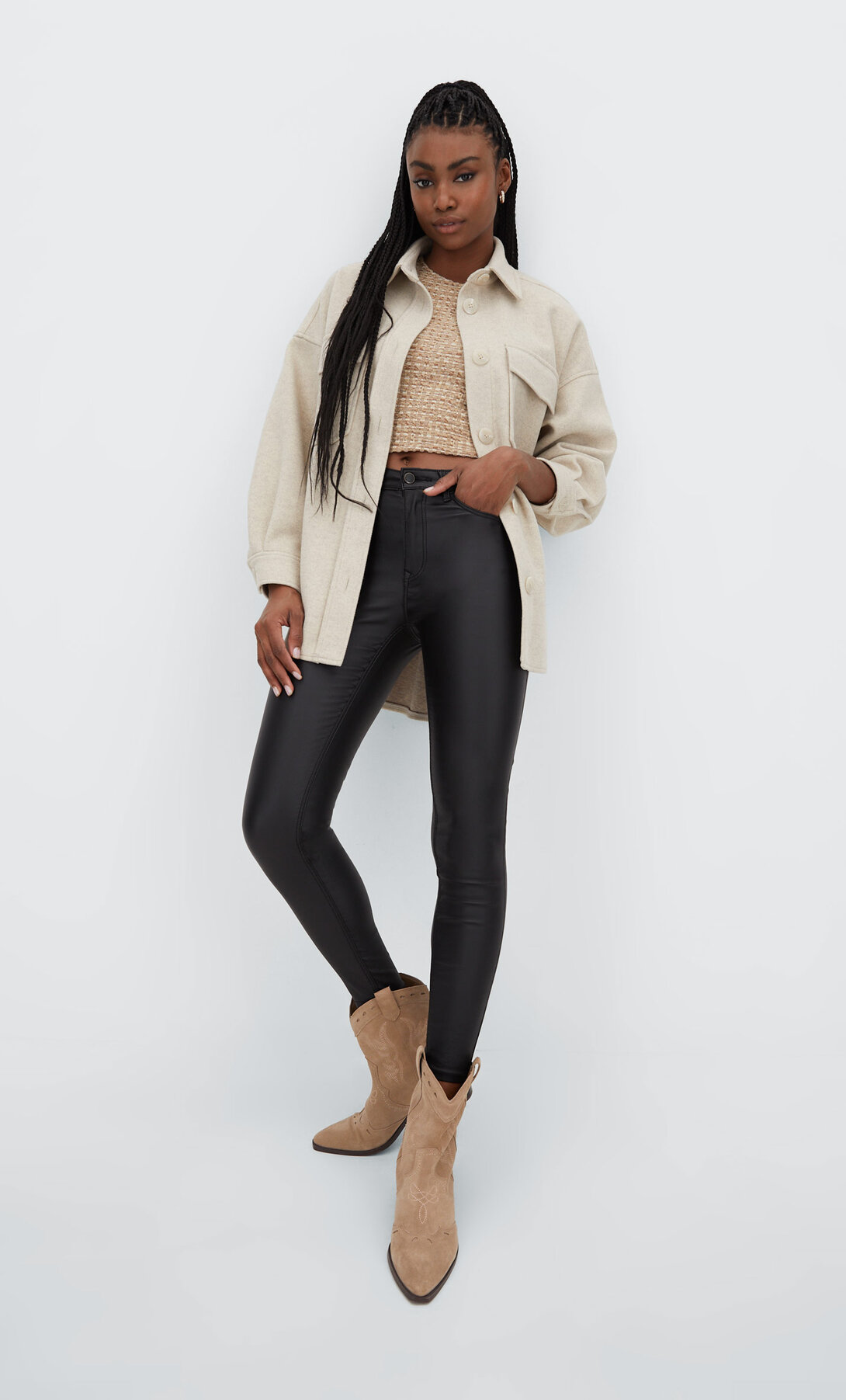 Pantalón push-up coating | Stradivarius España