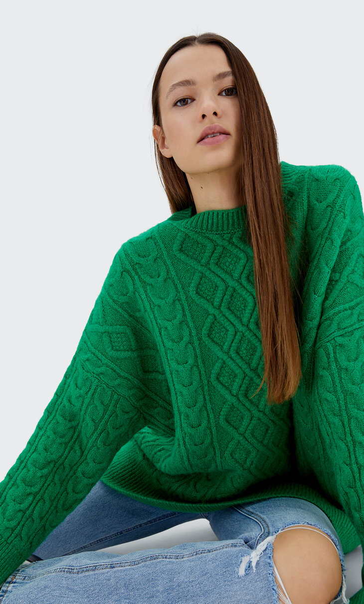 Oversize sveter so zapletaným vzorom