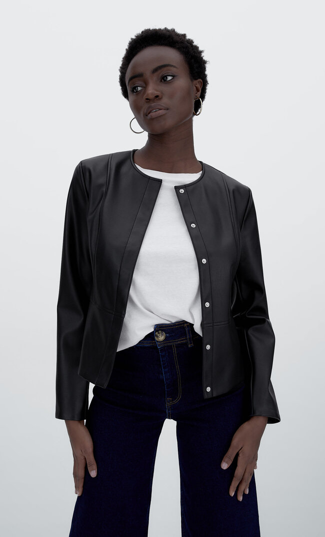 

Stradivarius Figurbetonte Kunstlederjacke Mit Rundhalskragen Schwarz Xs