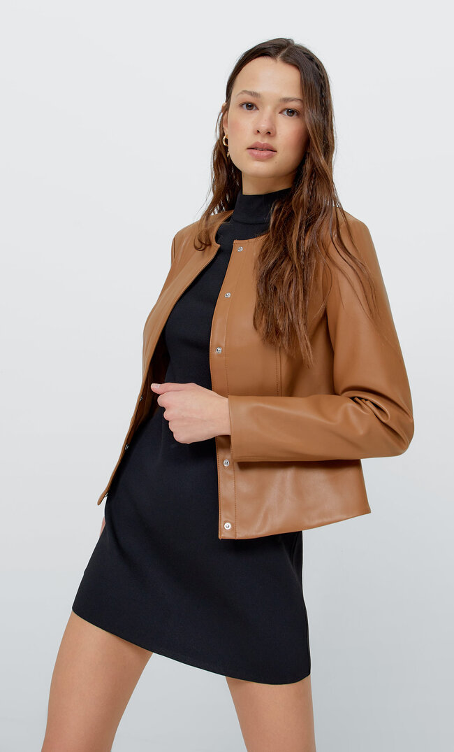 

Stradivarius Figurbetonte Kunstlederjacke Mit Rundhalskragen Karamell Xl