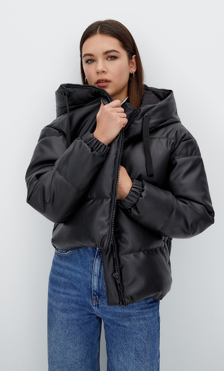 Утепленная стеганая куртка из искусственной кожи с капюшоном