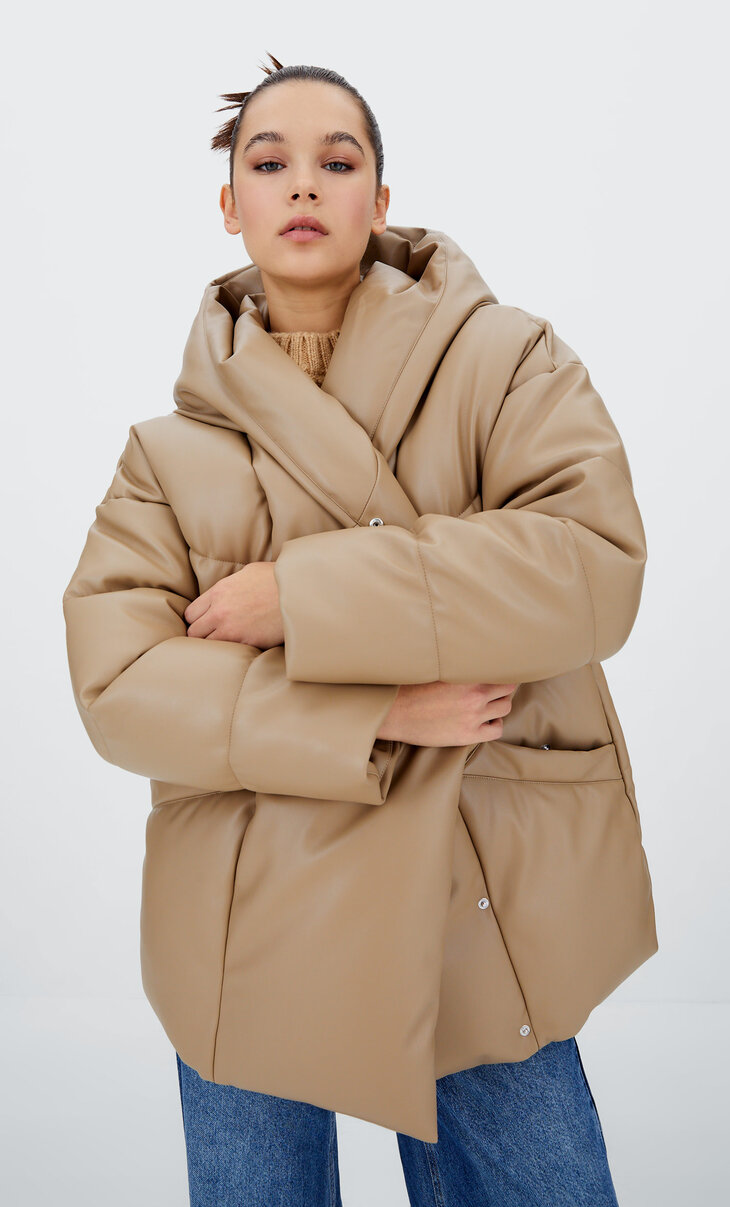 Péřová bunda oversize koženého vzhledu s kapucí