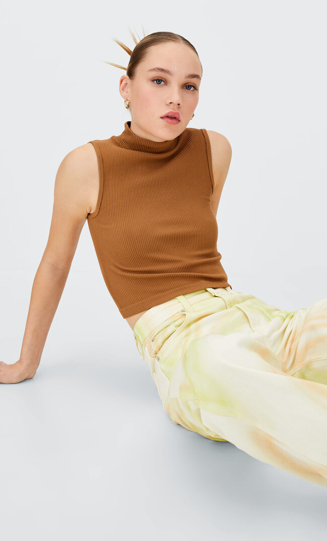 

Stradivarius Nahtloses Shirt Mit Geripptem Stehkragen Camel Xs