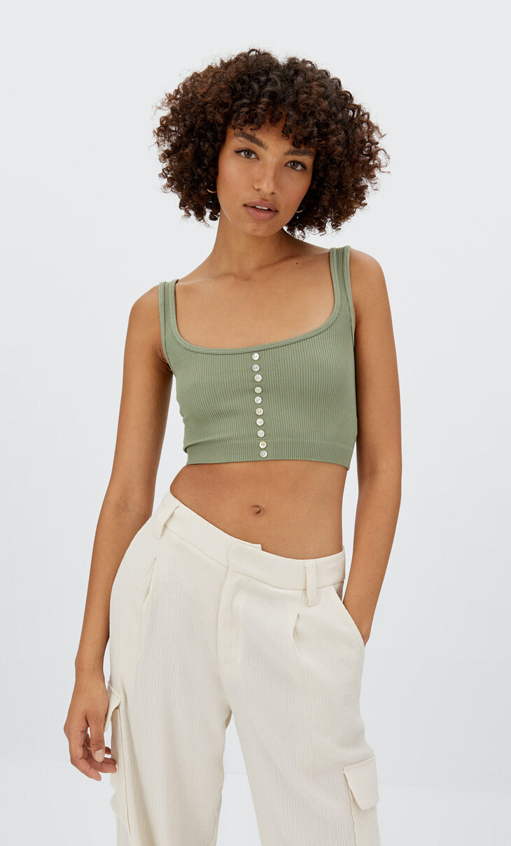 Seamless top with buttons