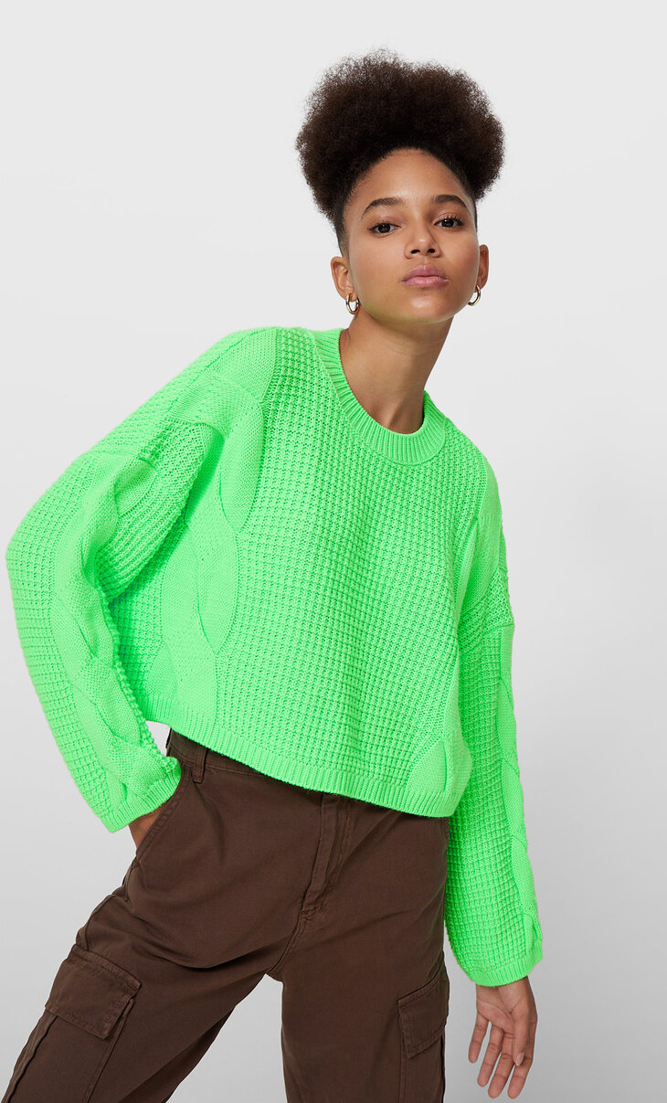 Пуловер в неонов цвят с плетеници