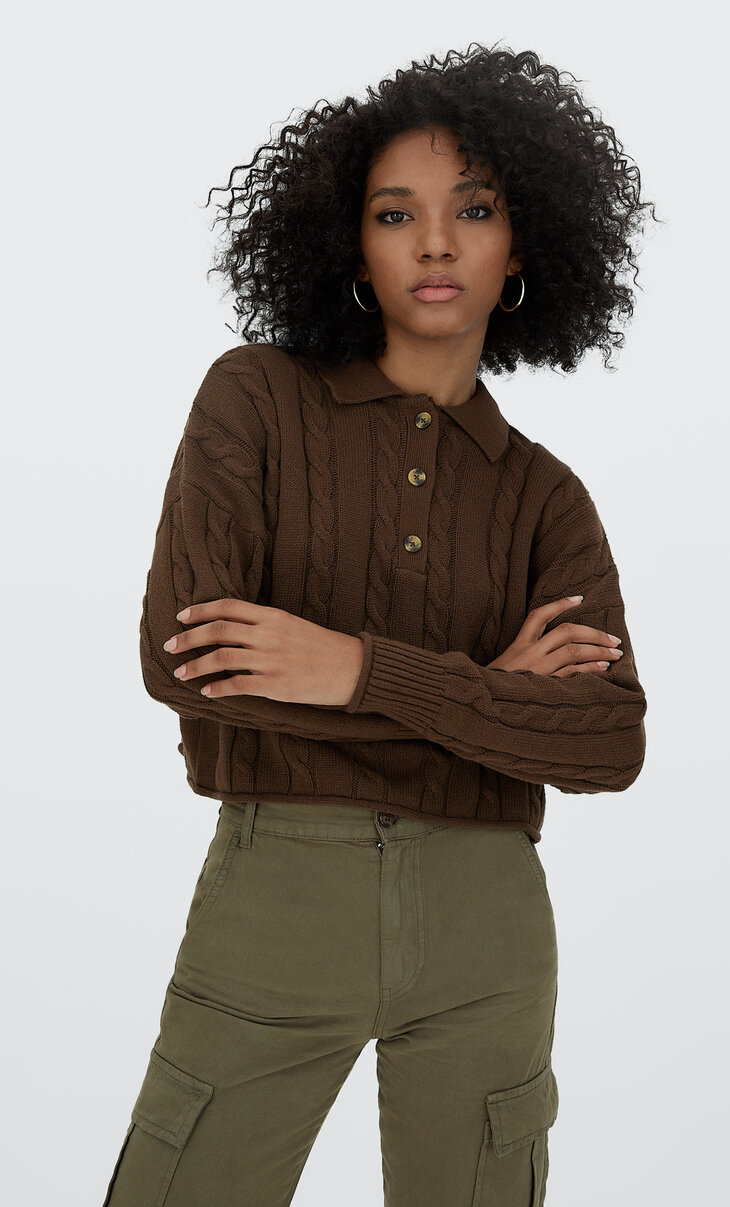Pletený sveter s polo golierom a vrkočovým vzorom