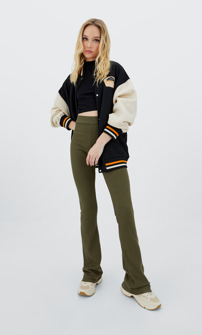 

Stradivarius Prążkowane Spodnie Z Rozszerzanymi Nogawkami Khaki Xs