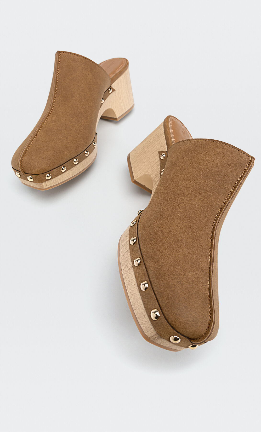 Zuecos tacón efecto madera tachas | Stradivarius España