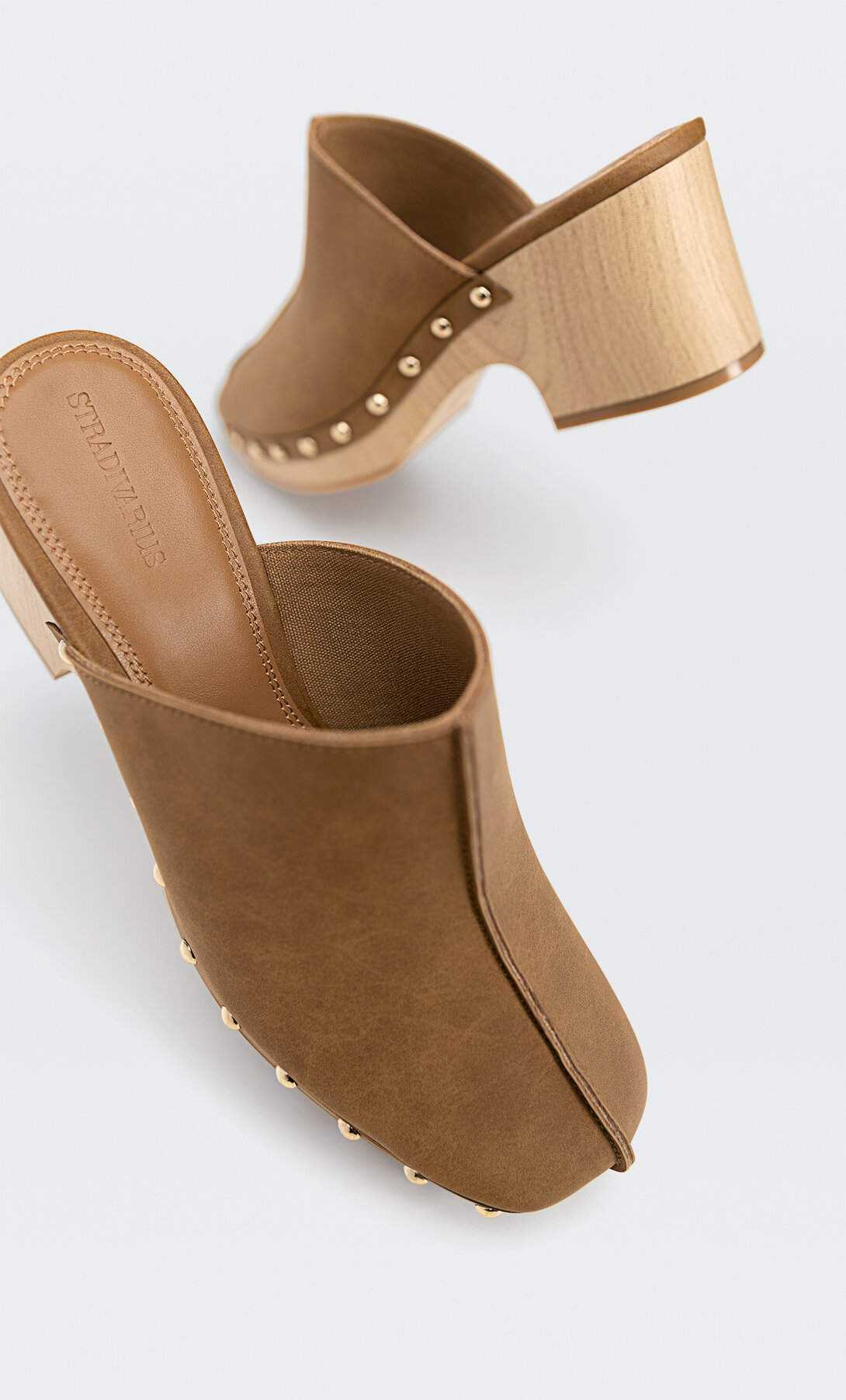 Zuecos tacón efecto madera tachas | Stradivarius España