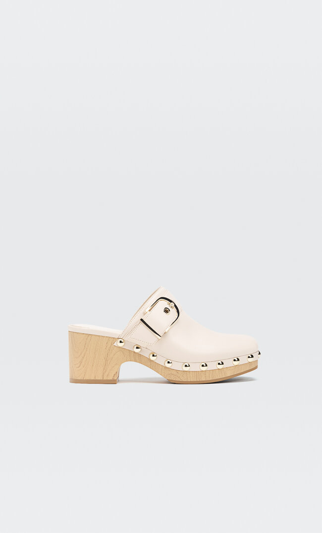 

Stradivarius Clogs Mit Absatz In Holzoptik Und Nieten Natur 40