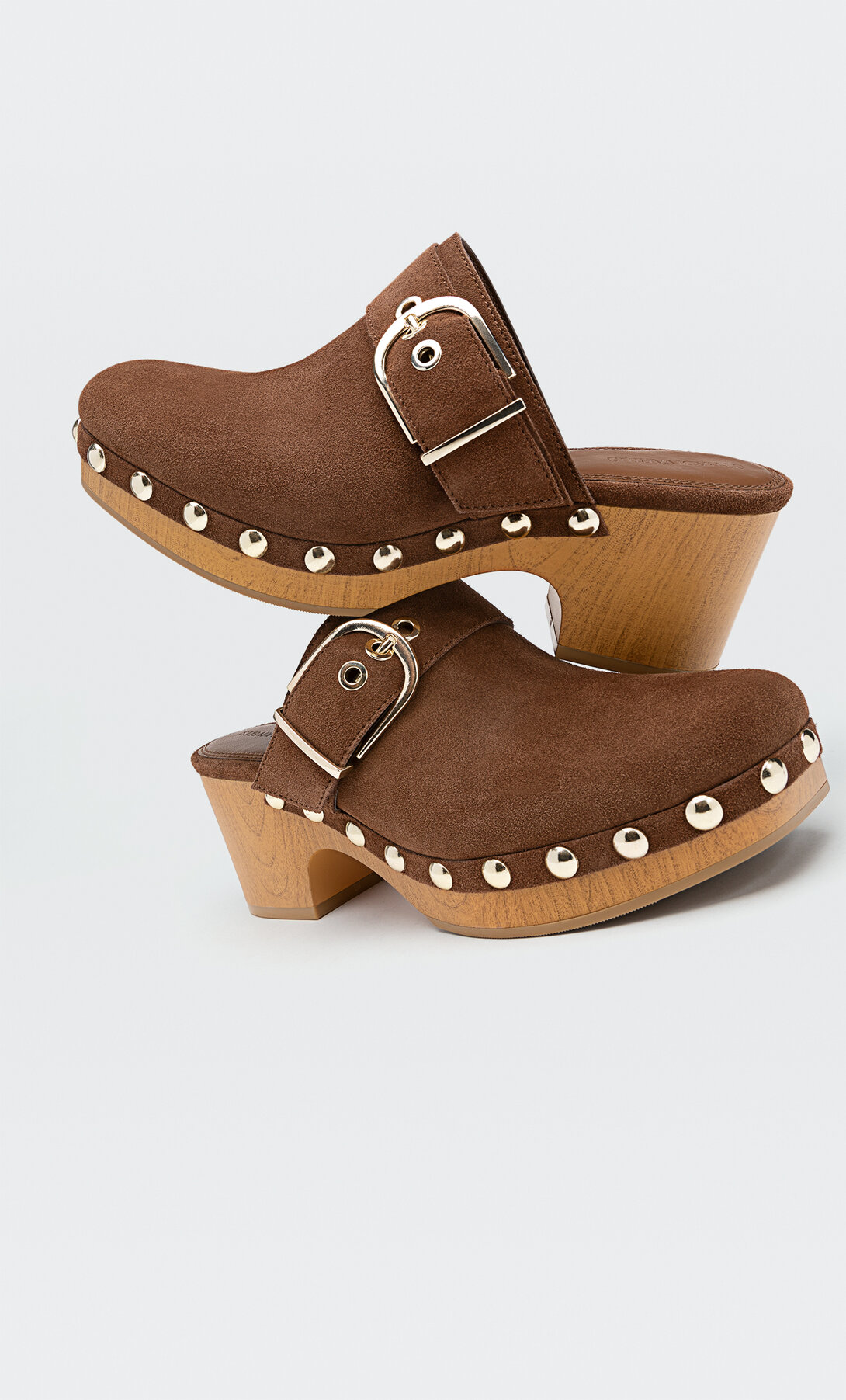 Zuecos de piel con tacón efecto madera y tachas | Stradivarius España