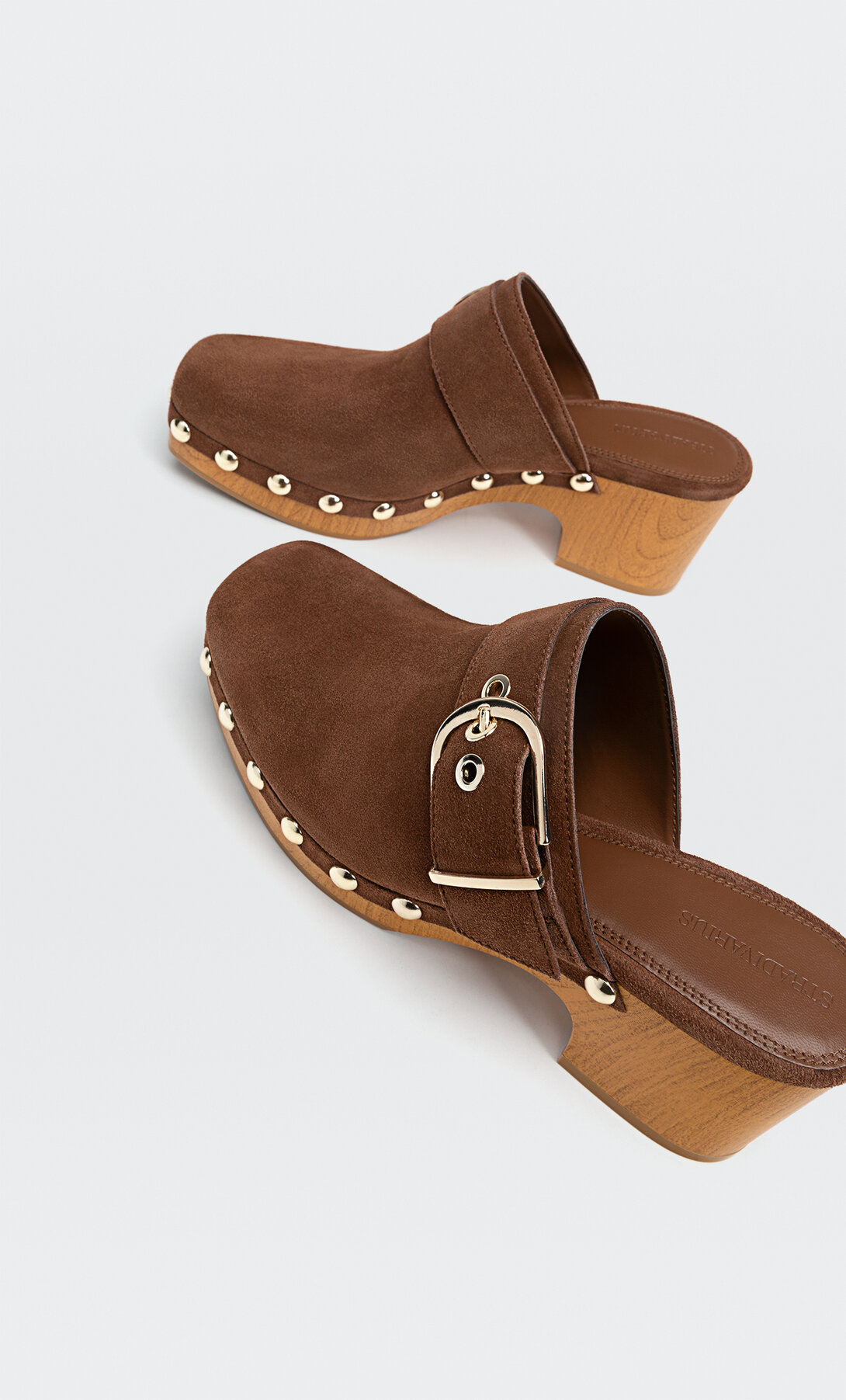 Zuecos de piel con tacón efecto madera y tachas | Stradivarius España