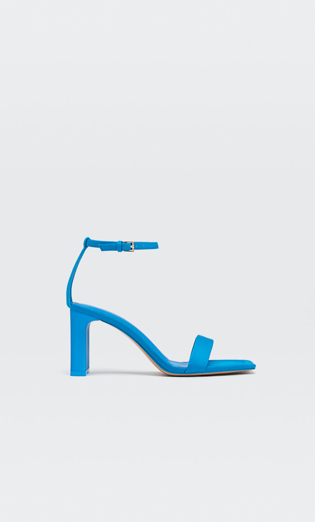 

Stradivarius Absatzsandalen Mit Gesteppten Riemchen Blau 38