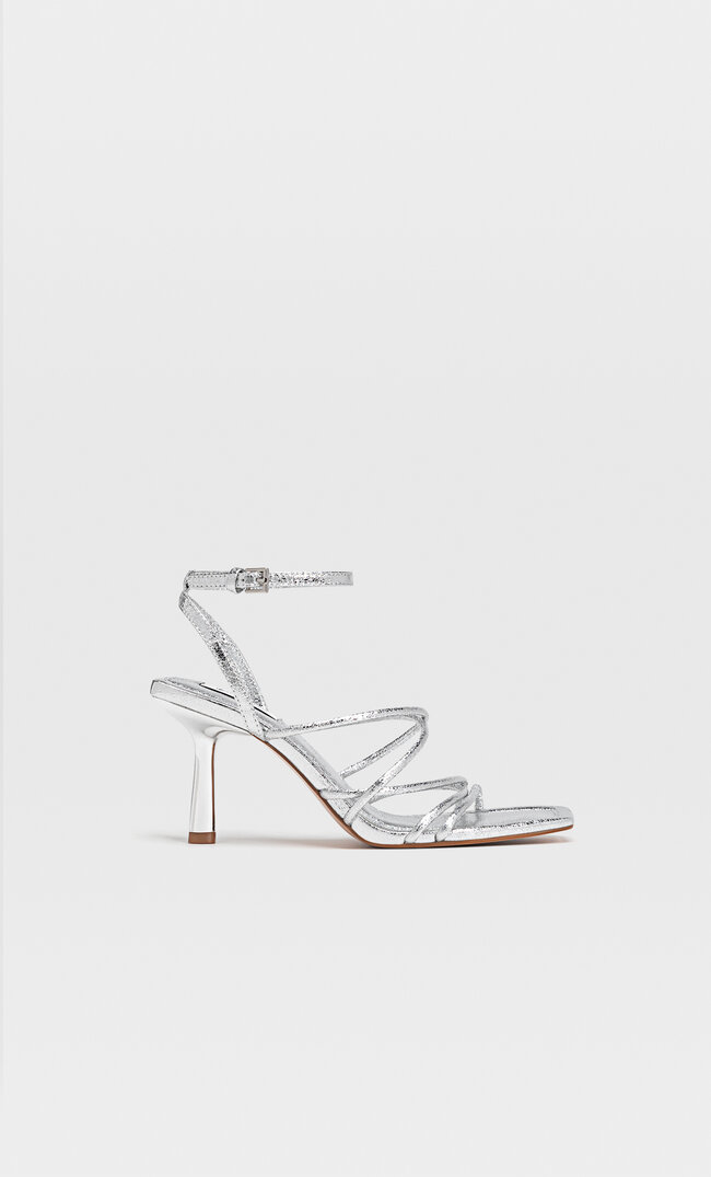 

Stradivarius Absatzsandalen Mit Gesteppten Riemchen Silber 37