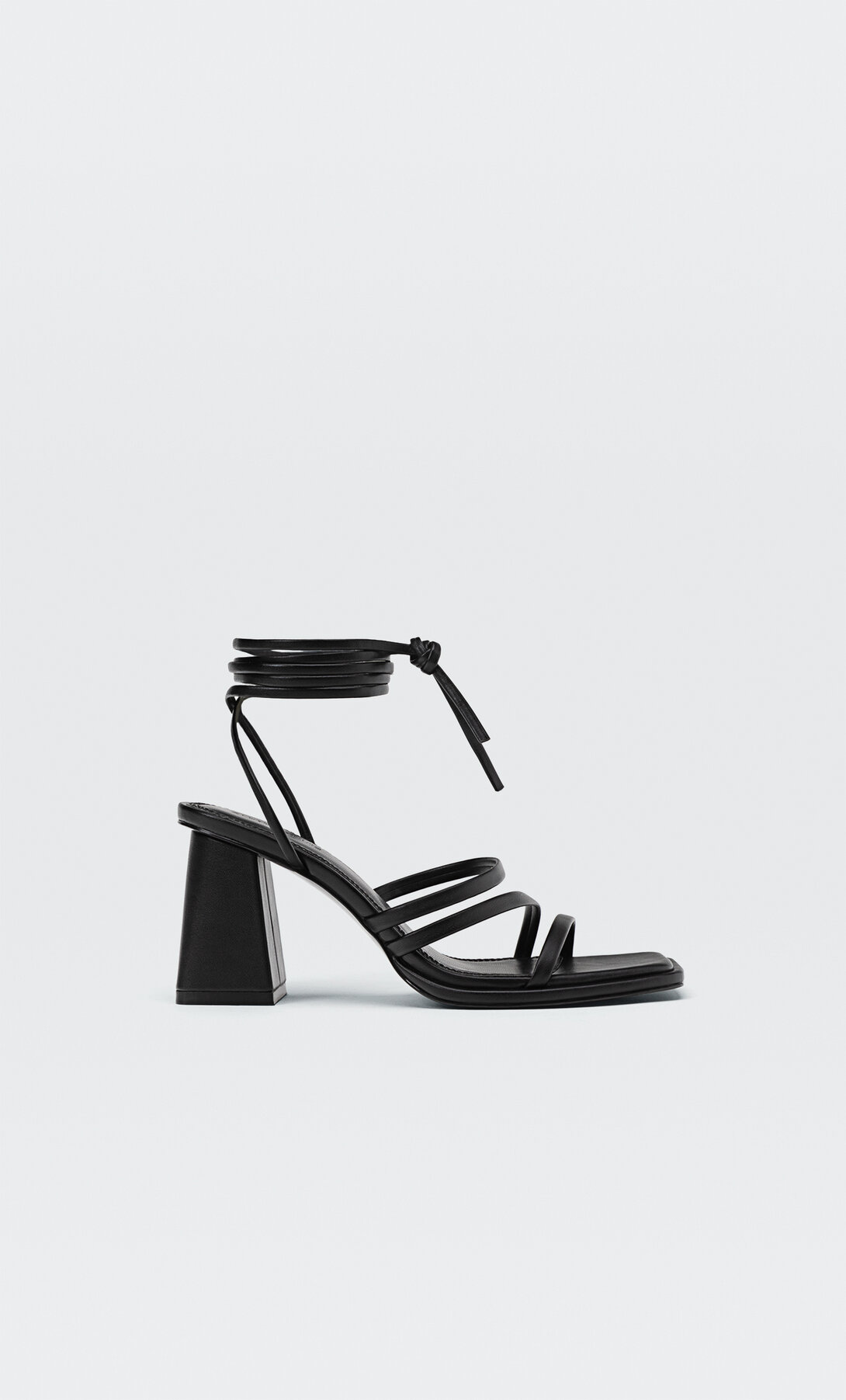 Sandalia tacón tiras atada | Stradivarius España