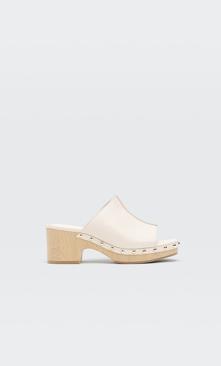 Wood-effect heeled clogs with studs