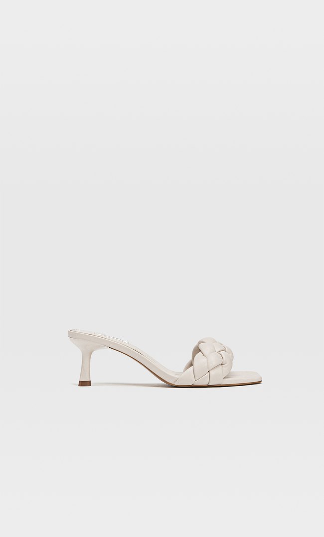 

Stradivarius Geflochtene, Gesteppte Absatzsandalen Natur 35