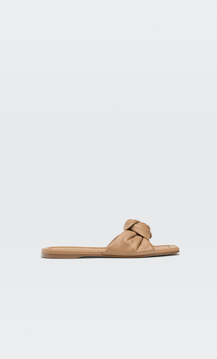 Platte sandaal met strik