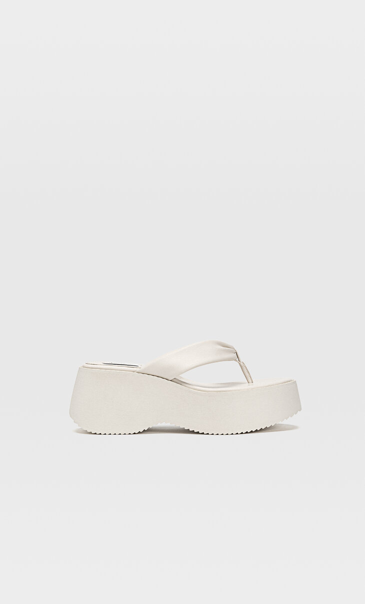 Flatform sandals with toe detail