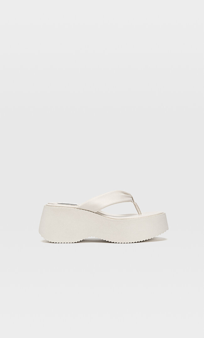 

Stradivarius Flatform-Sandalen Mit Dekorativer Zehenabtrennung Natur 38