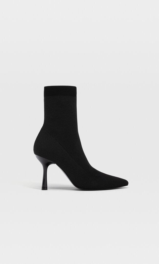 

Stradivarius Stretch-Stiefeletten Mit Schmalem Absatz Schwarz 37