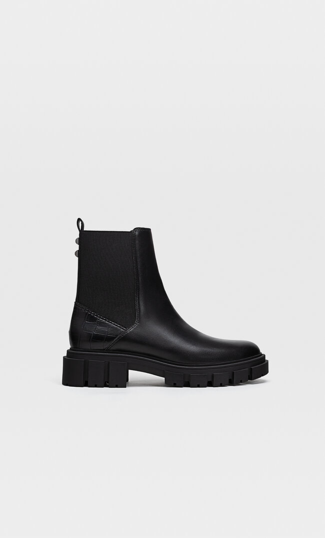 

Stradivarius Flache Chelsea-Boots Mit Nieten Schwarz 39