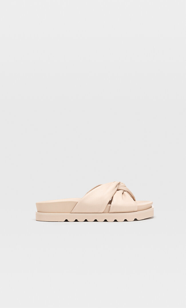 

Stradivarius Flache Sandalen Mit Überkreuztem Überfußriemen Beige 37