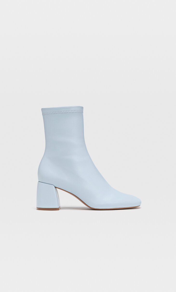 Mid-heel boots with stretch legs