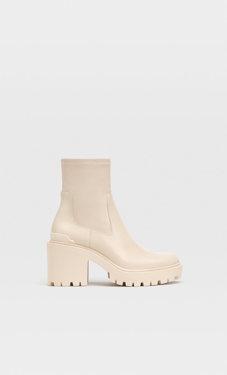 Track sole stretch heeled ankle boots