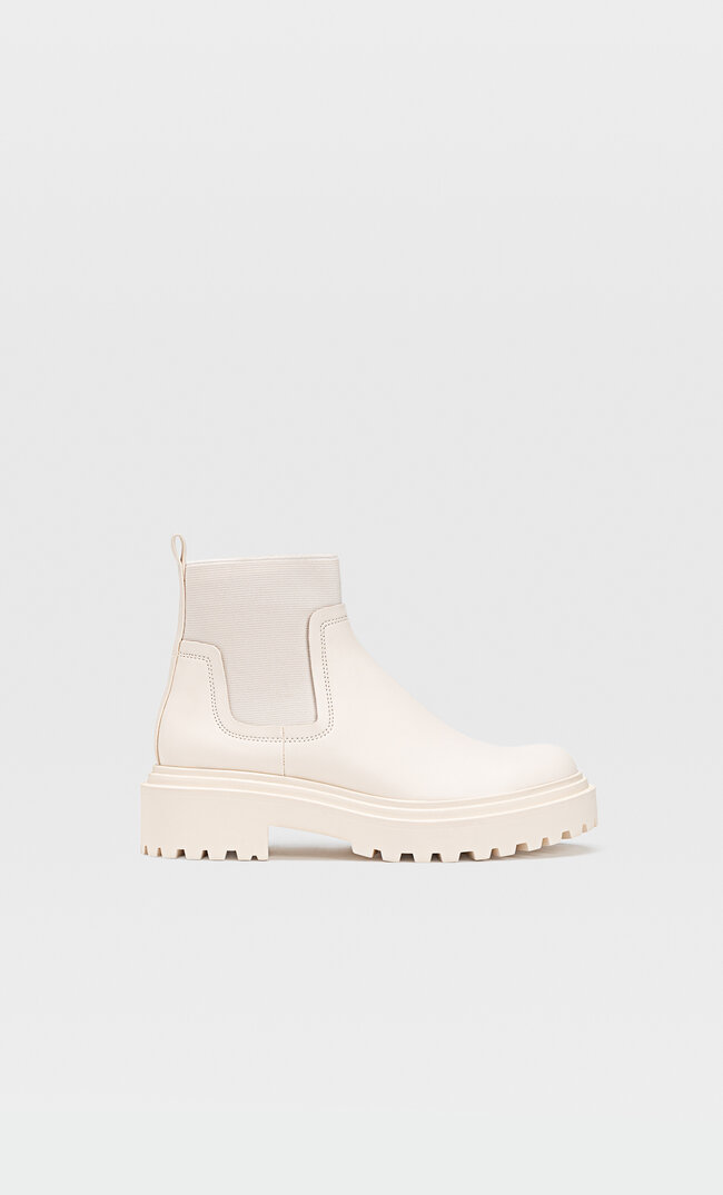 

Stradivarius Flache Chelsea-Boots Natur 36