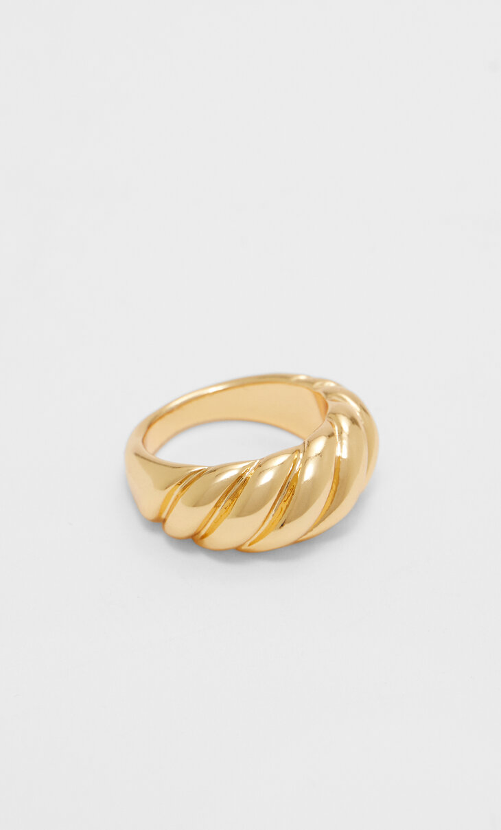 Textured ring. Gold plated.