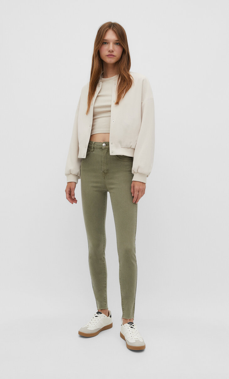 Hose mit superhohem Bund in Farben
