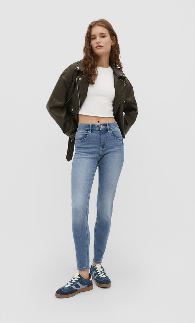 

Stradivarius Skinny-Jeans mit tiefem Bund Denim 38
