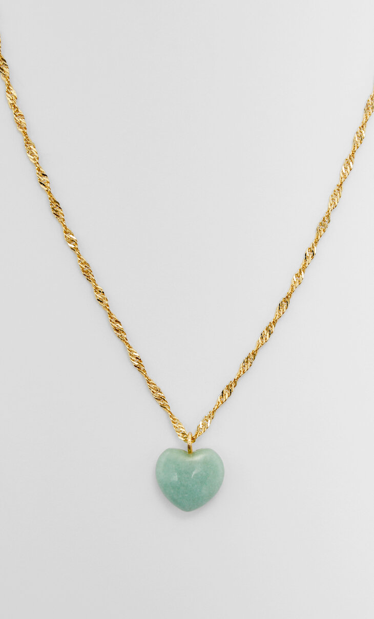 Guldpläterat halsband med hjärtformat stenhänge.