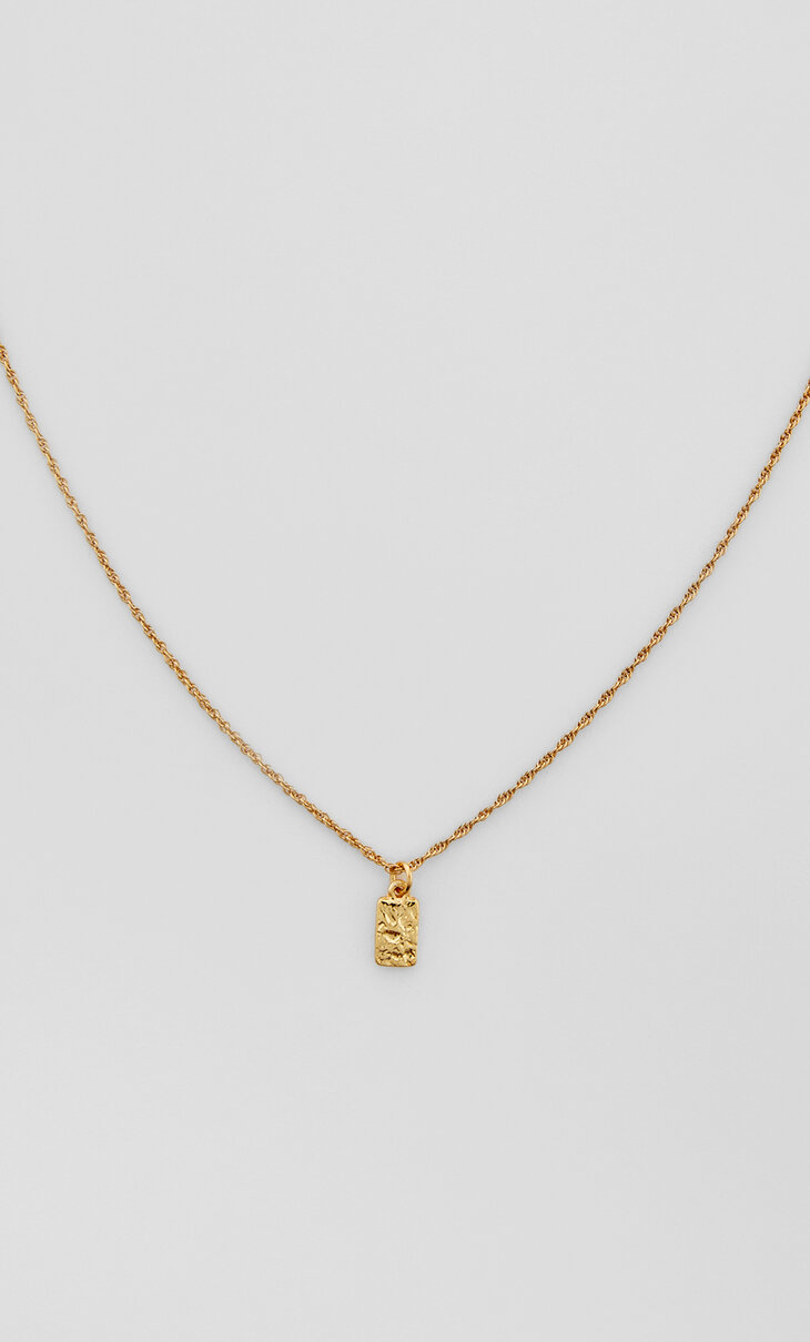 Chain with rectangular charm. Gold plated.