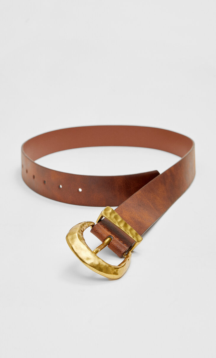 Belt with an irregular hammered buckle
