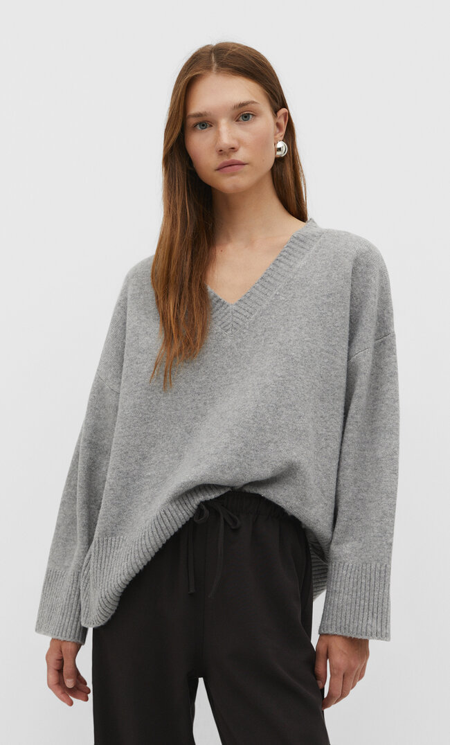 

Stradivarius Weicher Pullover mit V-Ausschnitt Grau Melange XS